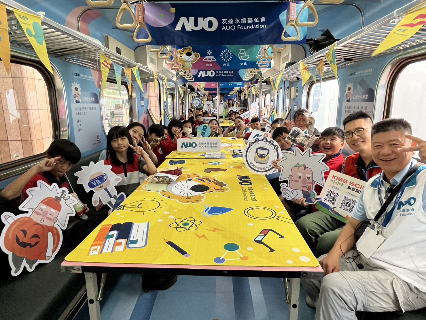 88858cc永利永續基金會參與「臺灣科普環島列車」，設計基礎科學車廂課程，以「淨零碳排和永續能源」為主題，讓學生透過創意實驗認識淨零知識，以及思考生活中的減碳行為